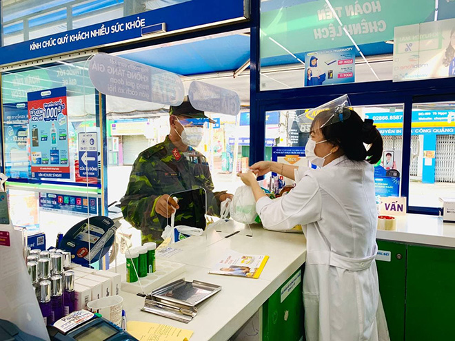 Các dược sĩ Pharmacity phối hợp cùng lực lượng quân nhân để chuyển hàng hóa đến người dân