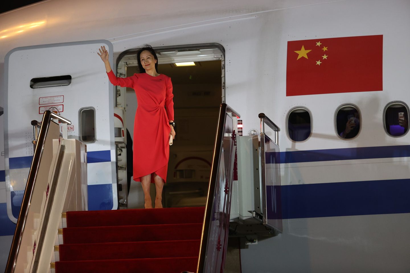 "Công chúa Huawei" Mạnh Vãn Chu lần đầu trở về quê hương sau 3 năm.