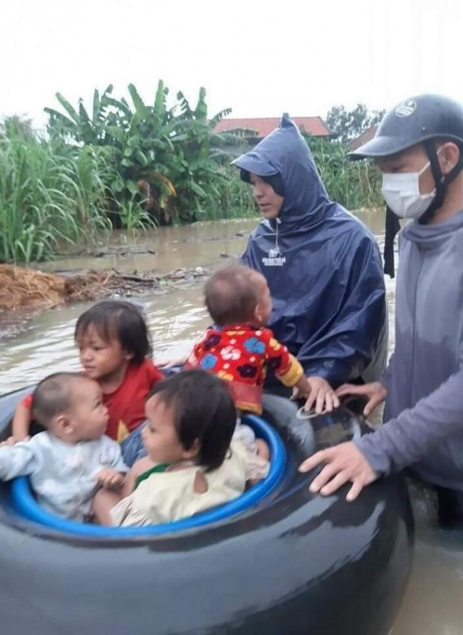 Những chiếc xăm ô tô và chậu thau được dùng làm thuyền để đưa các em nhỏ đi sơ tán.