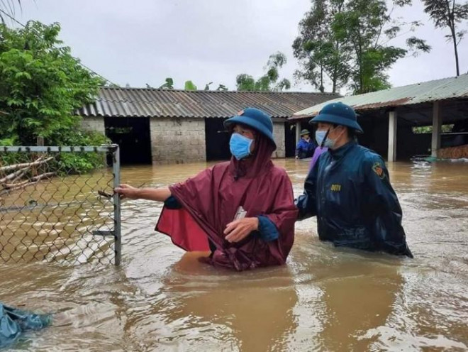 Nước lên nhanh khiến nhiều nơi bị ngập sâu. (Ảnh&nbsp;lực lượng dân quân tự vệ Quỳnh Lưu ngâm mình trong nước đi giúp các gia đình neo đơn chạy lũ)