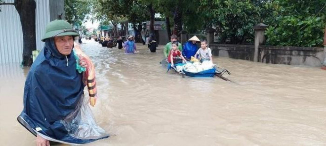 Người dân lũ chật vật chạy lũ.