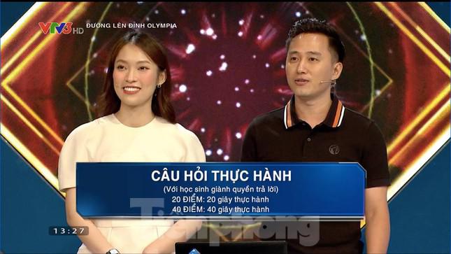 Luật chơi câu hỏi thực hành phần thi Về đích đối với thí sinh giành quyền trả lời Đặng Lê Nguyên Vũ giành vòng nguyệt quế đầu tiên của Đường lên đỉnh Olympia năm thứ 22