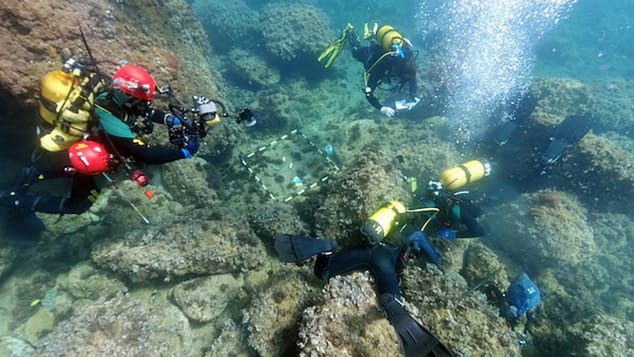 Kho báu tiền vàng được tìm thấy ở&nbsp;vùng biển ngoài khơi đảo Portitxol, Xàbia, Tây Ban Nha. (Ảnh: CNN)