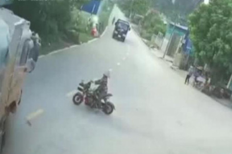 Clip: “Tay lái lụa” bẻ cua xuất thần cứu nạn “ninja” đi xe máy điện