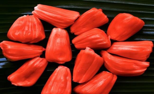 Mỗi trái mít đỏ thường nặng khoảng 10kg, giá bán sỉ khoảng 90.000 đồng/kg. Dù mức giá cao hơn nhiều loại mít khác nhưng mít đỏ vẫn thường xuyên “cung không đủ cầu”. 
