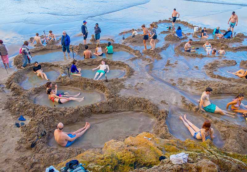 Bãi biển kỳ lạ nơi du khách đào hố ngâm nước nóng ngay trên bờ - 2