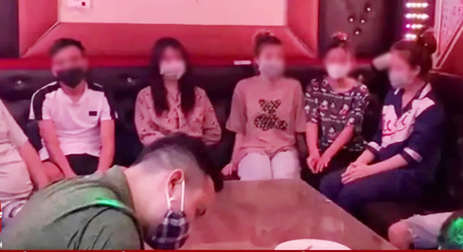 Nhóm phục vụ “bay lắc” tại một quán karaoke trên địa bàn huyện Thạch Thất.