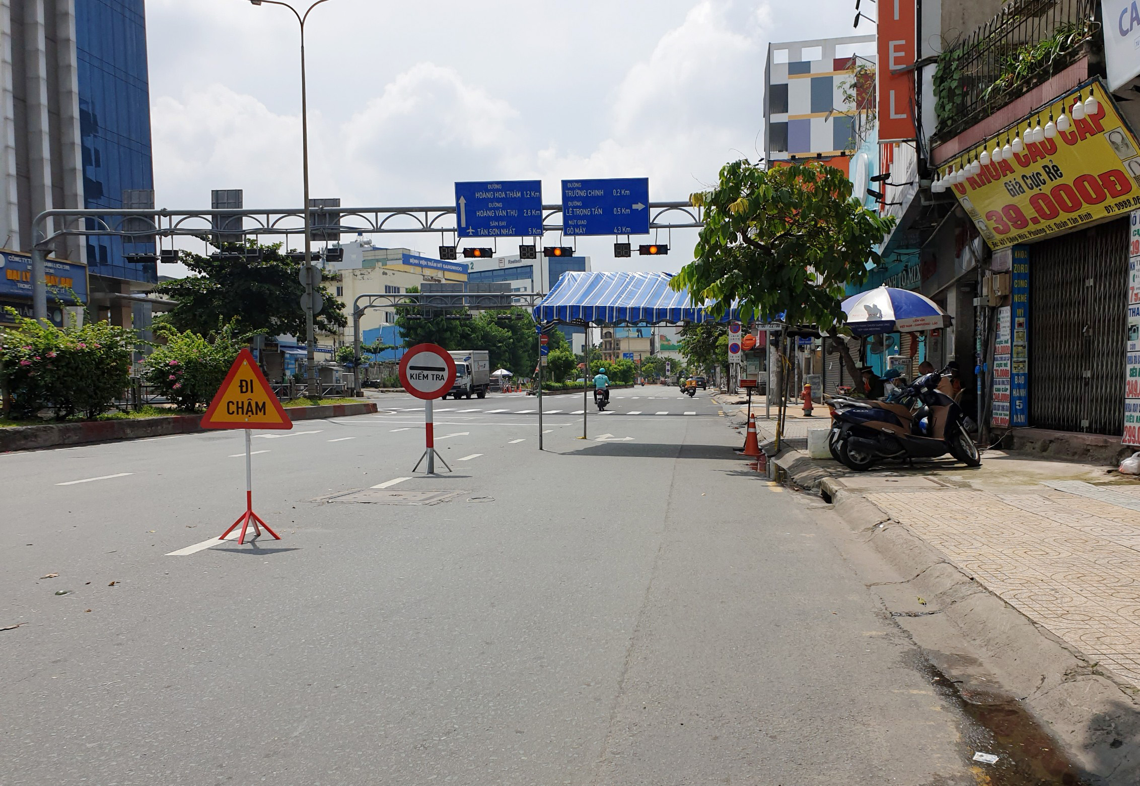 “Đọc báo thấy thông tin TP đang triển khai tháo dỡ các rào chắn làm chốt kiểm soát trong các con hẻm, khu dân cư…mà tôi mừng quá. Đây đúng là một tín hiệu tốt. Tháo gỡ rào chắn không chỉ là tháo chướng ngại vật mà còn tháo được tâm lý nặng nề của chúng tôi về dịch bệnh”, anh Sỹ Linh, ngụ quận 12 chia sẻ.