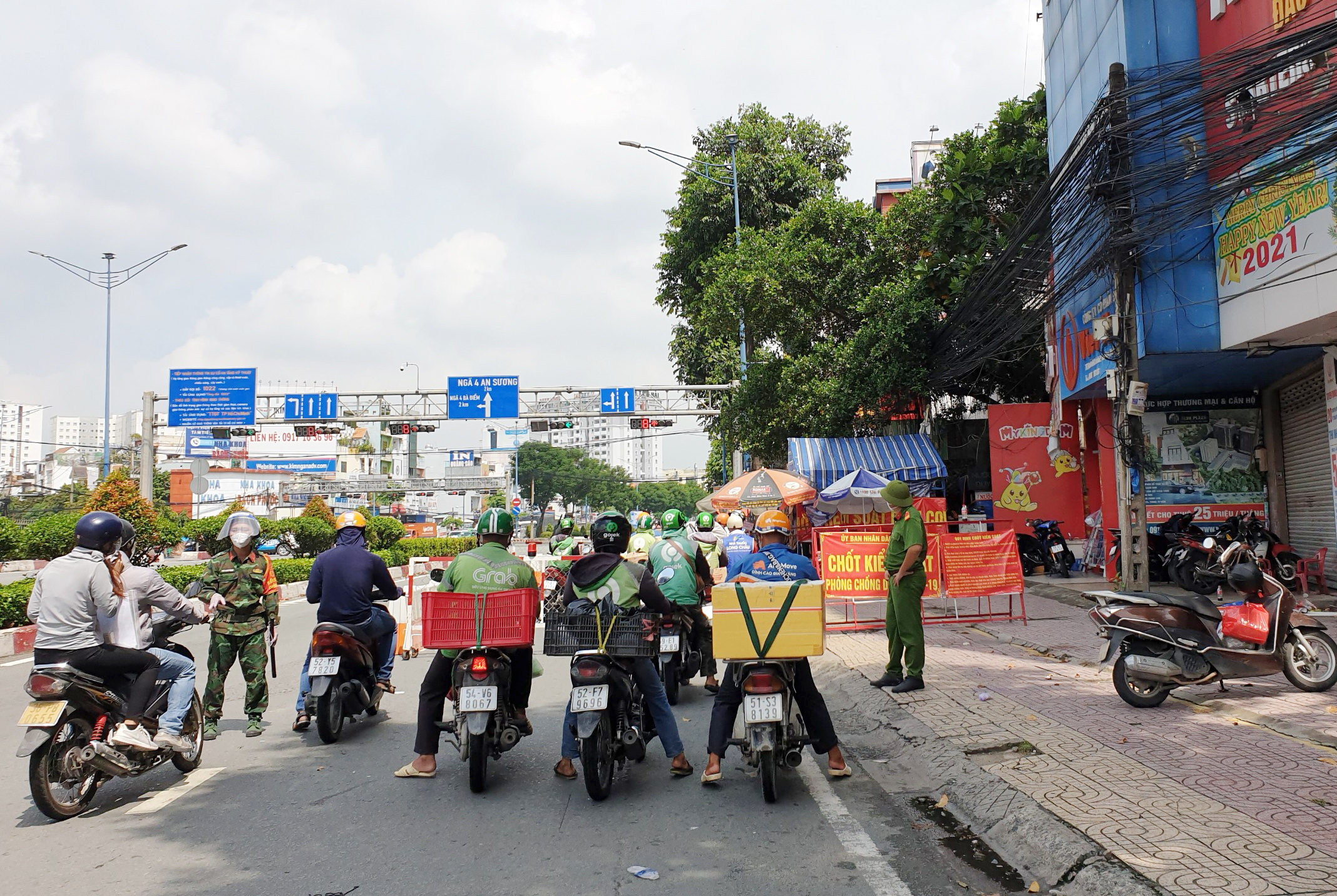 Việc tháo bớt các rào chắn vẫn đang được triển khai dần dần. Các chốt kiểm soát vẫn kiểm tra. Người đi ra đường vẫn là lực lượng tuyến đầu, shipper, đi tiêm vắc xin, hoặc có giấy đi đường…