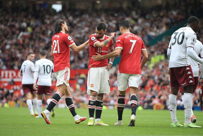Bruno Fernandes được Ronaldo an ủi sau khi đá hỏng quả penalty khiến MU thua Aston Villa 0-1