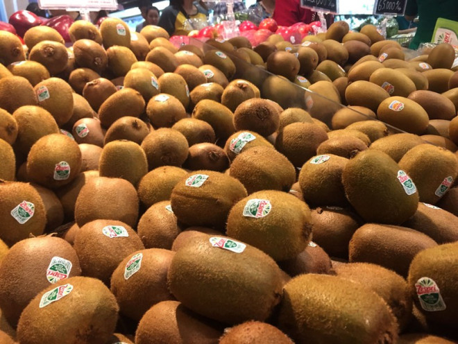 Ăn kiwi có thể hỗ trợ giảm huyết áp. Ảnh: NHẬT LINH