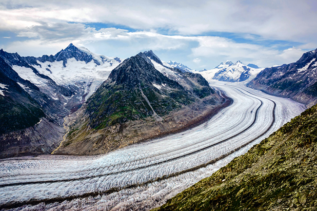 Aletsch Glacier, Thụy Sĩ: Trải dài khoảng 22km, Aletsch Glacier là sông băng lớn nhất trong dãy Alps. Di sản thế giới được UNESCO công nhận này được tạo thành từ 3 sông băng nhỏ hơn và từ từ chảy xuống dốc.
