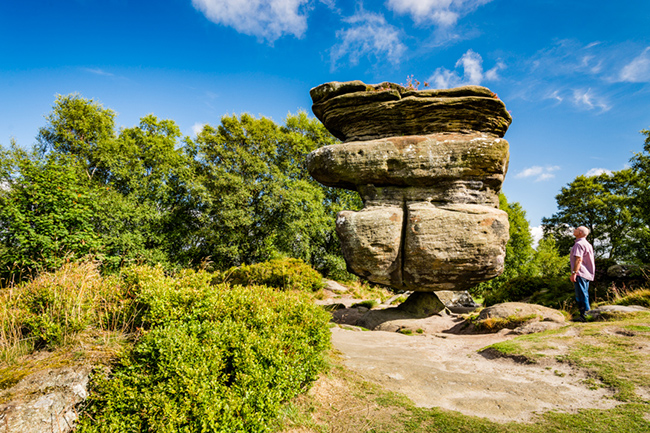 Brimham Rocks, Anh: Không nơi nào hình ảnh thiên&nbsp;nhiên đặc biệt thú vị rõ ràng hơn ở Brimham Rocks, khi các thành tạo đá được hình thành bất chấp trọng lực tạo nên những cảnh tượng thú vị.
