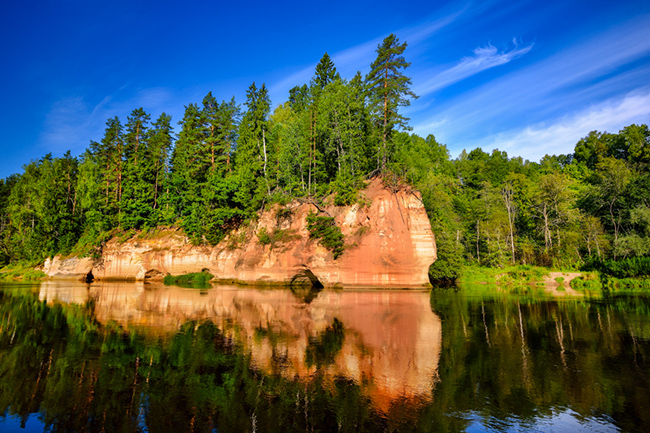 Vườn quốc gia Gauja, Latvia: Vườn quốc gia Gauja bảo vệ con sông dài nhất và hang động lớn nhất của Latvia, bản thân nơi này cũng rất thu hút với khối đá Sietiniezis đầy ấn tượng. Đây là một vách đá tự nhiên&nbsp;với các cột trụ, hốc tường và hang động hấp dẫn.
