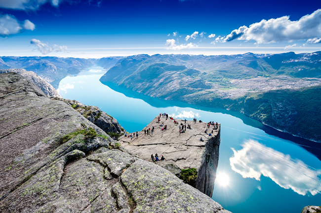 Preikestolen, Na Uy: Có thể cảm nhận được cảm giác hồi hộp khi đứng tại Preikestolen, một cao nguyên cao khoảng 600m&nbsp;trên một vịnh hẹp ở phía nam Na Uy. Gần 300.000 du khách đến đây mỗi năm để&nbsp;chiêm ngưỡng quang cảnh ấn tượng này.
