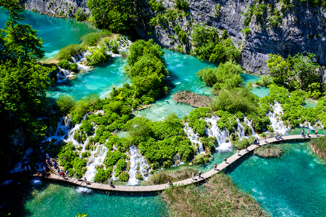 Vườn quốc gia Plitvice Lakes, Croatia: Ẩn mình giữa hai ngọn núi là 16 hồ nước xếp tầng tạo nên vườn quốc gia Plitvice Lakes. Các hồ nước trong xanh nguyên sơ được ngăn cách bởi các đập tự nhiên bằng đá&nbsp;và bao quanh bởi các thác nước, rừng sồi và linh sam cùng các hang động ẩn.
