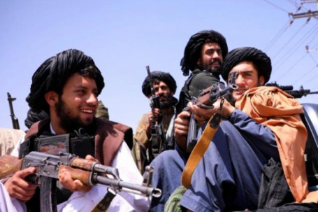 Thế giới chao đảo vì Covid-19, riêng Taliban "sống khỏe" mà không cần vắc xin, khẩu trang?