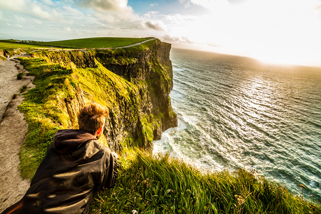 Vách đá Moher, Ireland: Vách đá Moher trải dài 8km dọc theo bờ biển Đại Tây Dương ở phía tây Ireland, mang đến cho du khách sự hồi hộp trộn lẫn với say mê giữa độ cao đáng sợ và những cảnh quan đẹp nhất thế giới.
