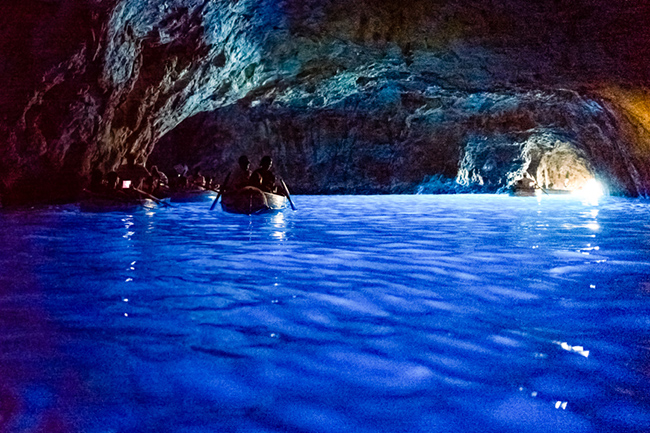 Blue Grotto, Ý: Capri’s Blue Grotto đẹp như một câu chuyện cổ tích. Ánh sáng chiếu qua các lỗ trong hang động biển này mang lại cho mặt nước màu xanh lam rực rỡ những vệt sáng lấp lánh ánh bạc.&nbsp;
