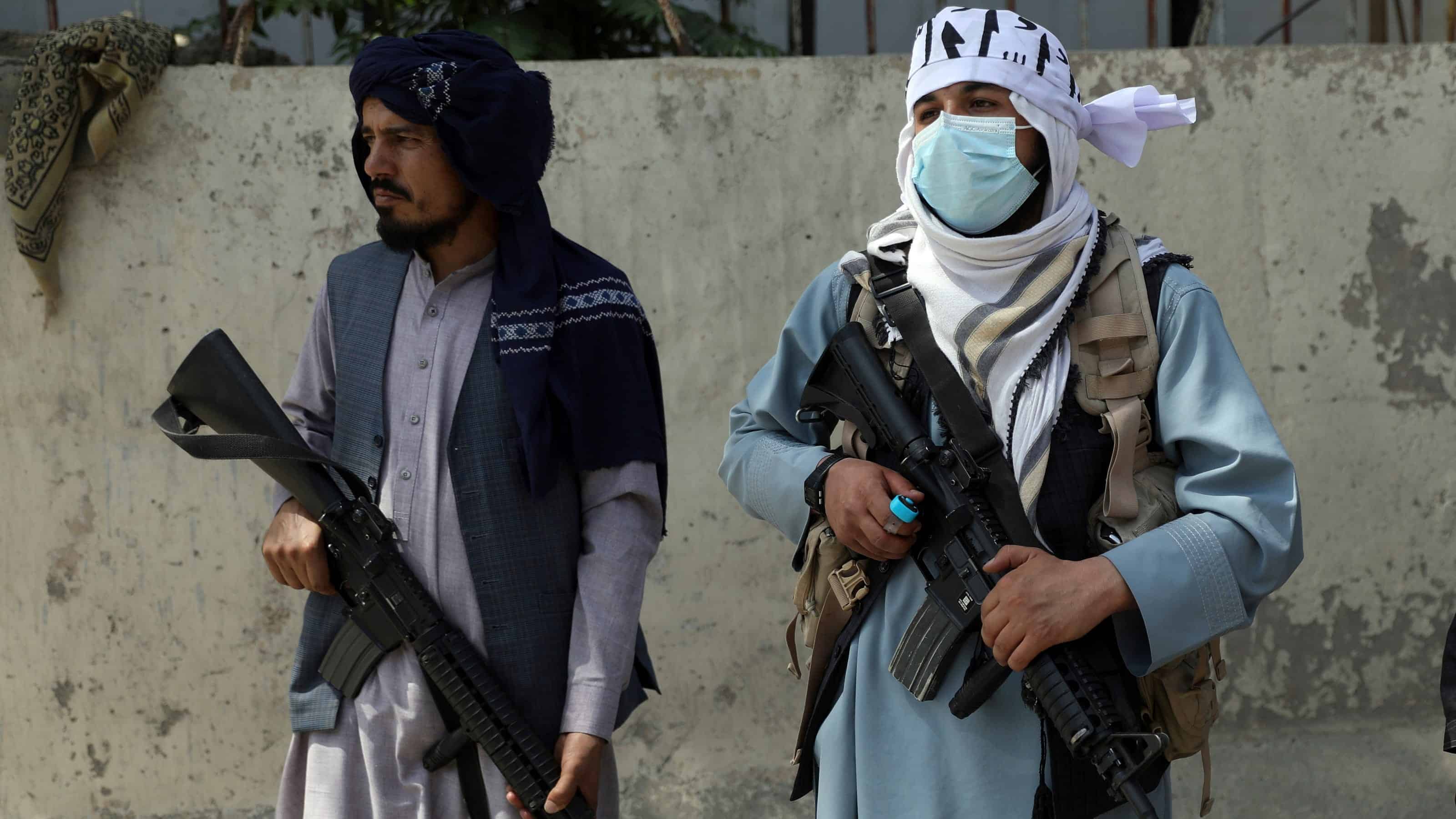 Một số tay súng Taliban được trông thấy đeo khẩu trang hoặc dùng khăn che mặt. Ảnh: USA Today