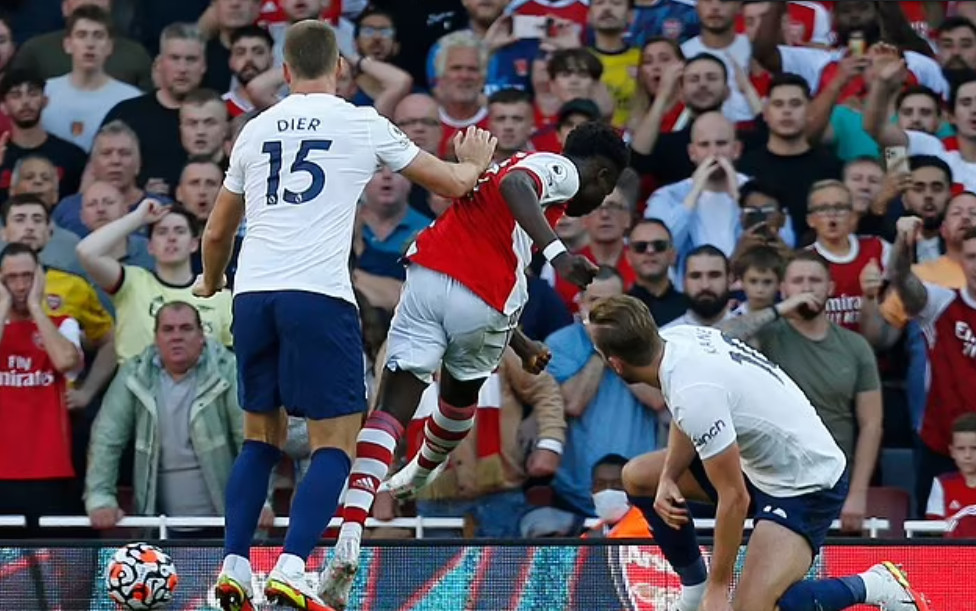 Pha ngăn chặn hời hợt của Kane ở bàn thua thứ ba của Tottenham