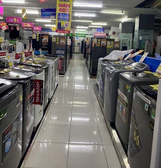 Nhằm kích cầu mua sắm, nhiều siêu thị điện máy đang giảm giá mạnh mặt hàng máy giặt.