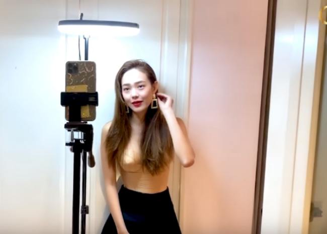 Cô từng gây hoảng hốt cho người xem khi mặc áo corset màu nude quay video, chiếc áo tàng hình khiến nhiều người lầm tưởng nữ ca sĩ bán nude.
