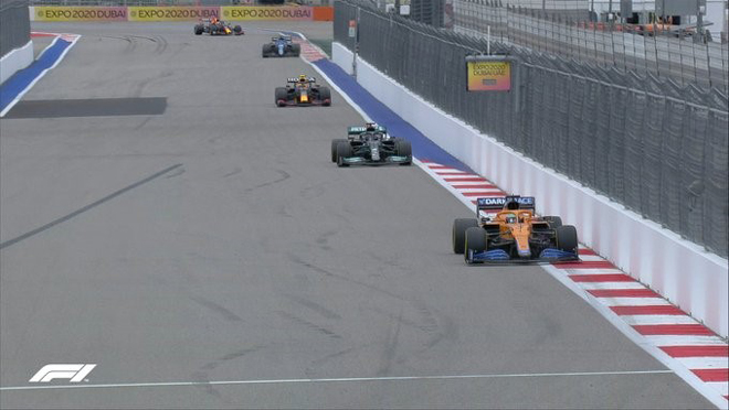 Verstappen đuổi kịp được top đầu trong nửa đầu cuộc đua