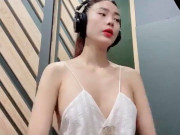 Thời trang - Minh Hằng nhiều lần mắc lỗi thời trang nhạy cảm, mặc áo dây livestream dễ hớ hênh