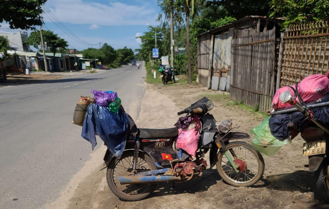 Chiếc xe cà tàng chở mẹ con chị Xồng Y Rê về quê. Ảnh Thành Lộc.