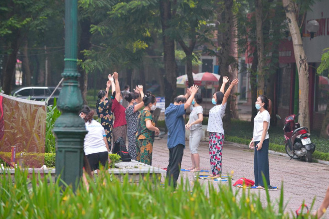 Người dân tập thể dục tại vườn hoa trường ĐH Thủy Lợi lúc 5 rưỡi sáng nay.