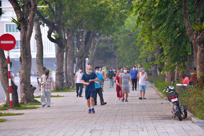 Người dân Thủ đô phấn khởi trong ngày hội &#34;toàn dân tập thể dục&#34; - 7