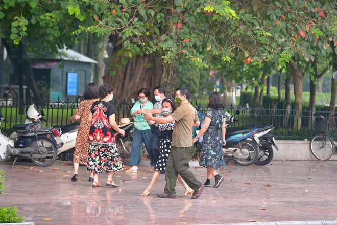 Người dân Thủ đô phấn khởi trong ngày hội &#34;toàn dân tập thể dục&#34; - 9