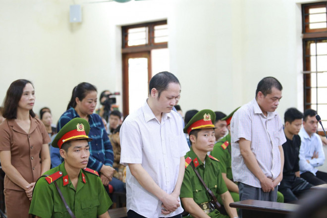 Các bị cáo trong vụ án gian lận thi cử năm 2018 tại Hà Giang - Ảnh: Huy Thanh