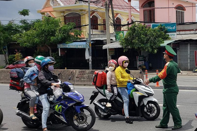 Những người dân tự ý về quê được lực lượng chức năng yêu cầu quay lại TP.HCM hồi tháng 7-2021. Ảnh: TỰ SANG