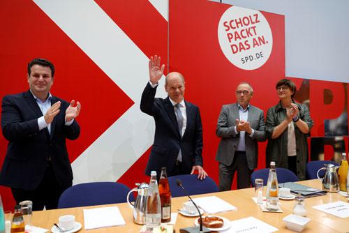 Ứng viên thủ tướng của Đảng Dân chủ xã hội (SPD) Olaf Scholz vẫy tay chào trong cuộc họp nội bộ đảng hôm 27-9 ở thủ đô Berlin - Đức. Ảnh: REUTERS