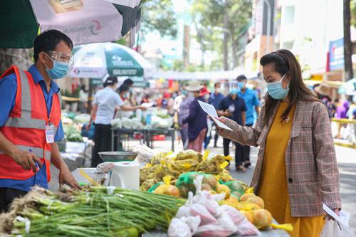 Để trở lại “bình thường mới”, cần có biện pháp phù hợp để vừa kiểm soát được dịch bệnh vừa khôi phục kinh tế, bảo đảm an sinh xã hội cho người dân. Ảnh: HOÀNG TRIỀU