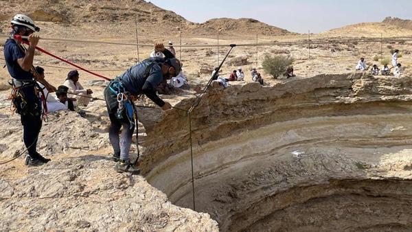 Một đội thám hiểm đã quyết định xuống tận đáy "giếng". Ảnh: OCET/ AFP.