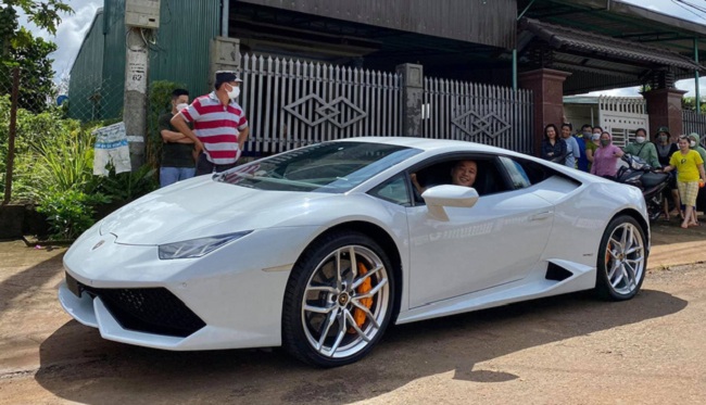 T.A.Q. - chàng trai 23 tuổi (huyện Krông Pắk, tỉnh Đắk Lắk) là người vừa tậu siêu xe Lamborghini Huracan LP610-4 trị giá gần 13 tỷ đồng
