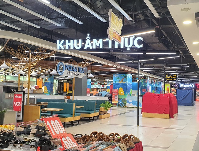 Khu ẩm thực chỉ bán mang về, bên cạnh đó là&nbsp;các quầy hàng vẫn trùm bạt kín mít chưa mở bán.