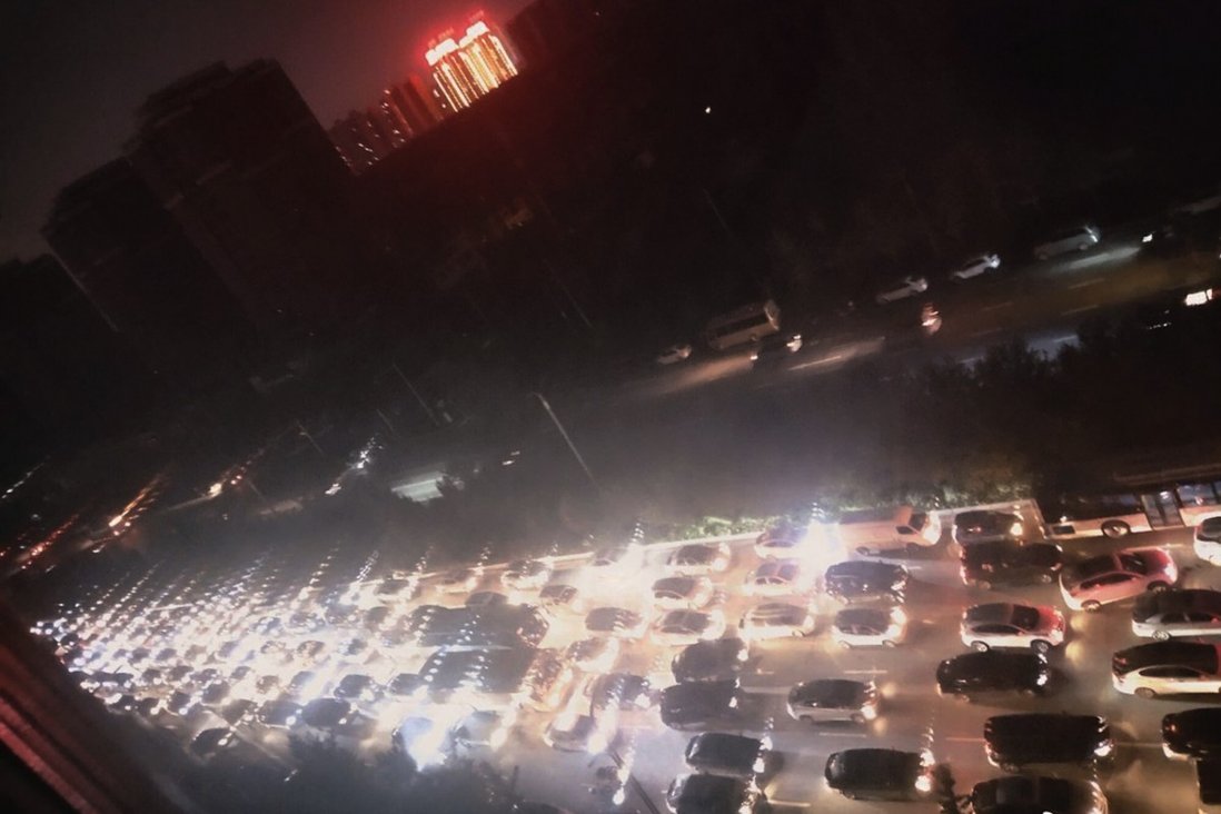Một khu vực ở thành phố Thẩm Dương chìm trong bóng tối vì cắt điện.