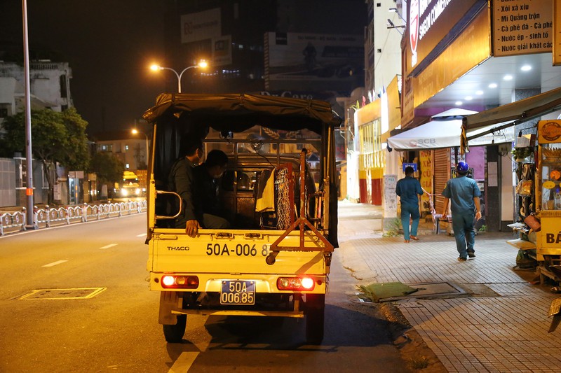 Cũng trong ngày 26-9, nhiều phường thuộc quận Phú Nhuận cũng đã tiến hành tháo dỡ rào chắn tại một số tuyến đường trên địa bàn quận.