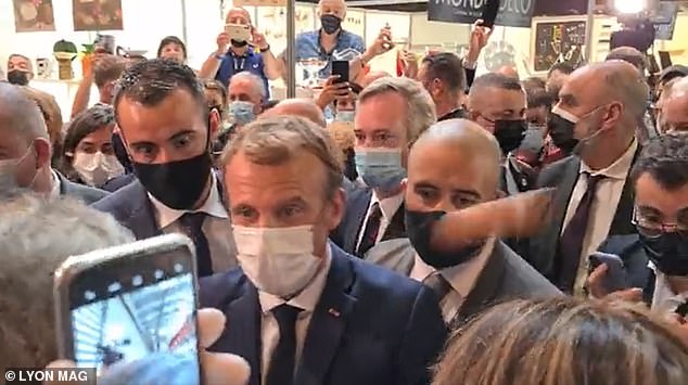 Tổng thống Pháp Macron bị ném trứng trúng người.