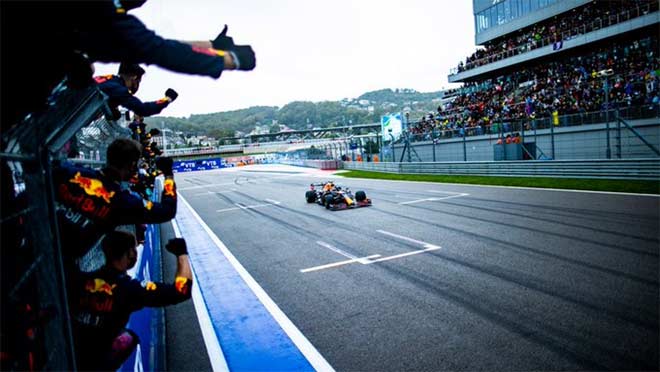 Max Verstappen tăng 18 bậc, giành podium với vị trí thứ 2