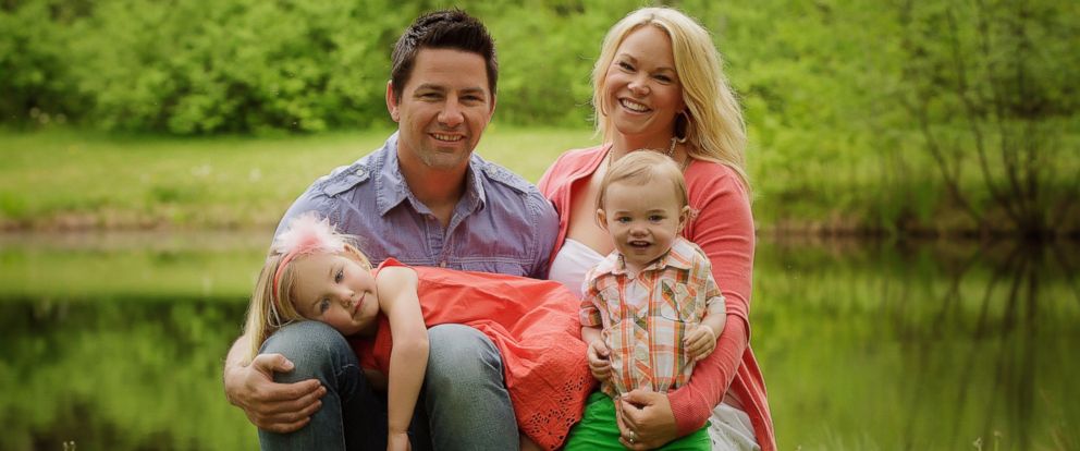 Gia đình bốn người hạnh phúc của Kelley Clayton và Thomas Clayton