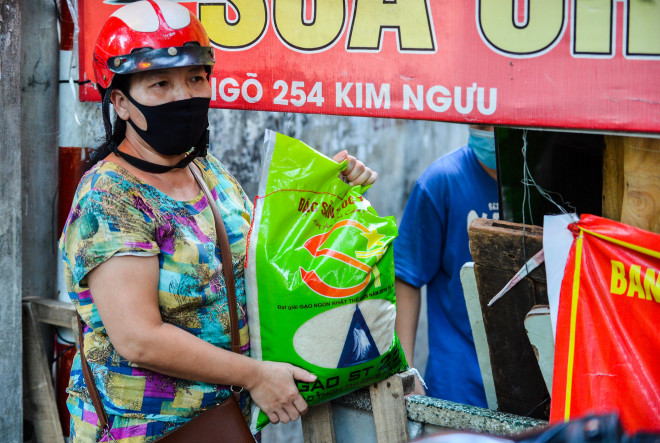 Bà Thơm thấy bất tiện vì thường ngày vẫn phải đưa nhu yếu phẩm cho gia đình mình ở bên trong khu vực có "chốt cứng"