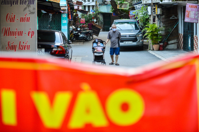 Khu vực bên trong các "chốt cứng", người dân vẫn sinh hoạt bình thường