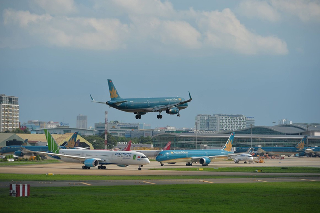Các hãng hàng không ngày càng suy yếu do giá vé máy bay chạm đáy