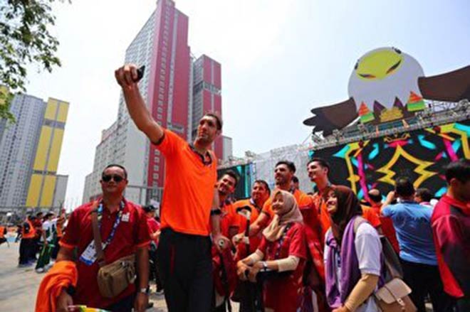 Mehrzad chụp ảnh với các fan tại thủ đô Tehran sau khi trở về từ chiến thắng tại Paralympic