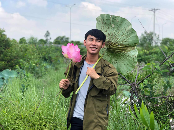 Ngoài trồng hồng, cậu còn trồng nhiều loại rau, hoa, quả khác và nuôi thêm cá, các con vật khác...